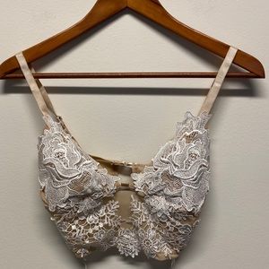 🌸 Fashion Nova cream lace crop top